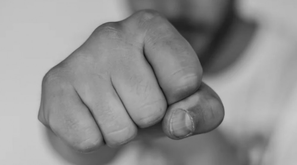 Un bărbat și-a omorât mama în bătaie. Femeia a murit pe loc după o lovitură la cap